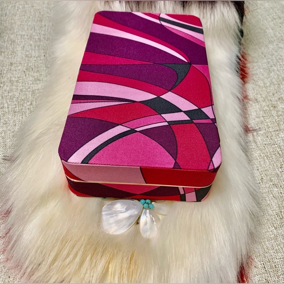 🎀Tarte Gold Makeup Case you can get it for free, with your purchase today#TARTE - Picture 3 of 13